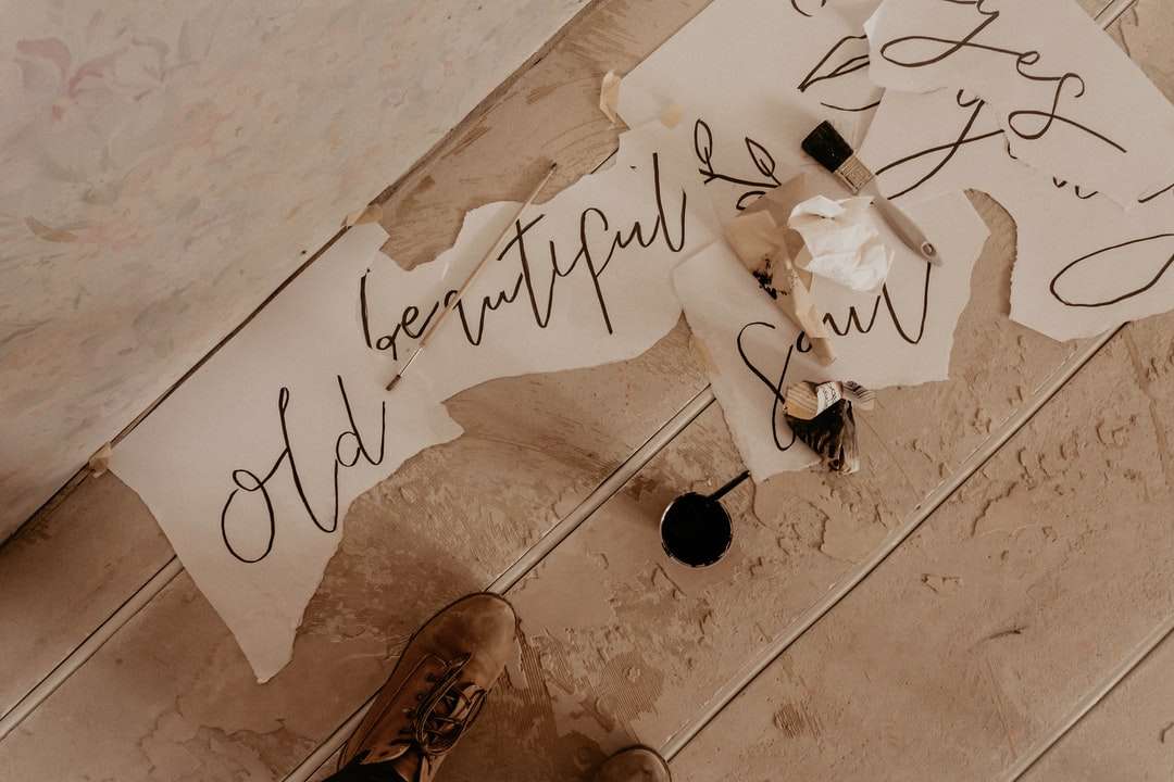白い床タイルの上に立っている茶色の革の靴の人 オンラインパズル