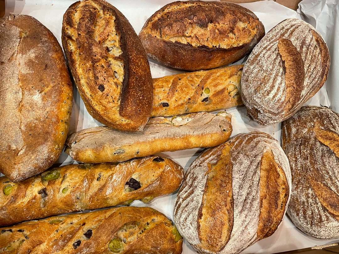 Καφέ ψωμί σε λευκό κεραμικό πιάτο παζλ online