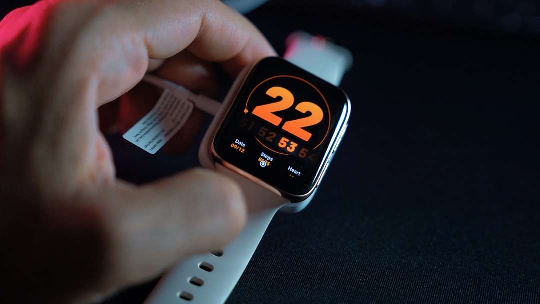 Apple Watch avec boîtier en aluminium argenté et bracelet sport blanc puzzle en ligne