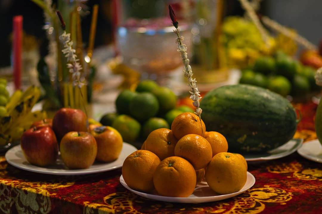 Narancssárga gyümölcsök fehér kerámia lemezen kirakós online