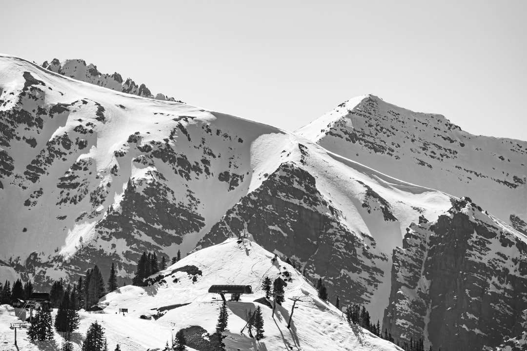 foto en escala de grises de una montaña cubierta de nieve rompecabezas en línea