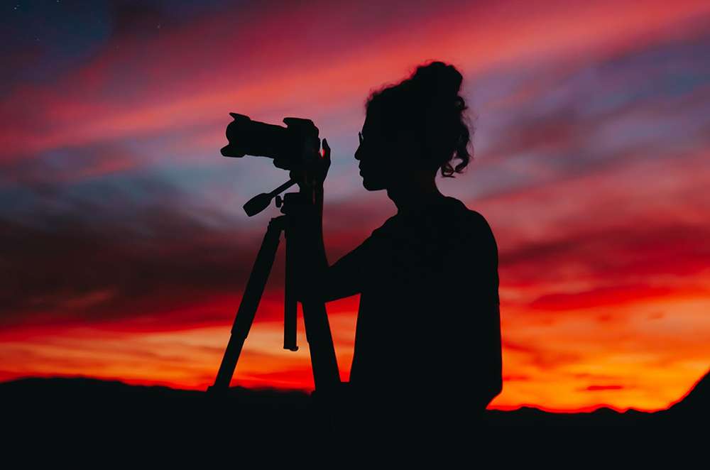 Meisje op de achtergrond van zonsondergang online puzzel