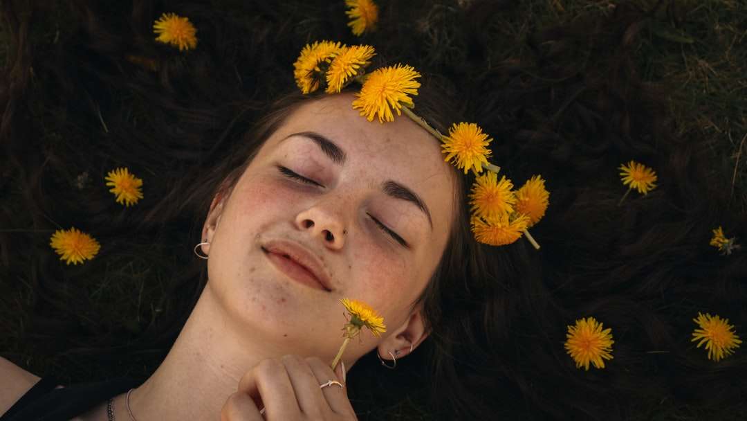 Donna con fiore giallo sul suo orecchio puzzle online