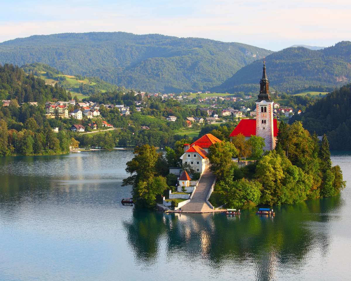 Église sur le lac Bléd en Slovénie puzzle en ligne