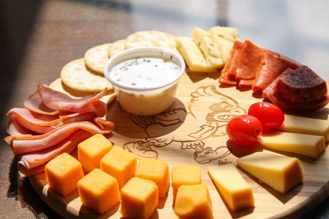 geschnittener Käse und rote Tomate neben weißer keramischer Schüssel Puzzlespiel online