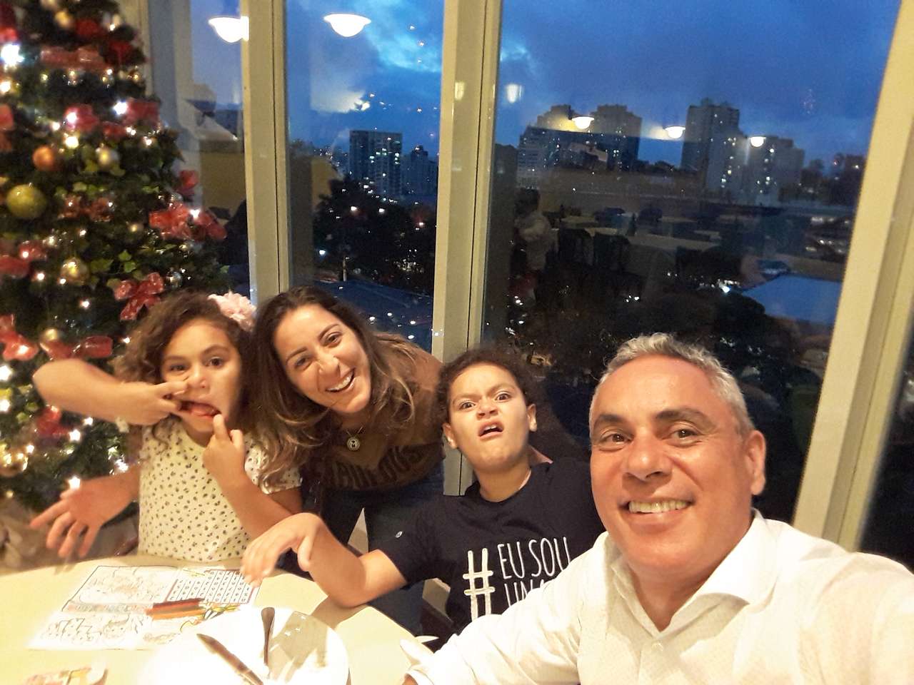 Manu és Rafa családja, anya és apa kirakós online