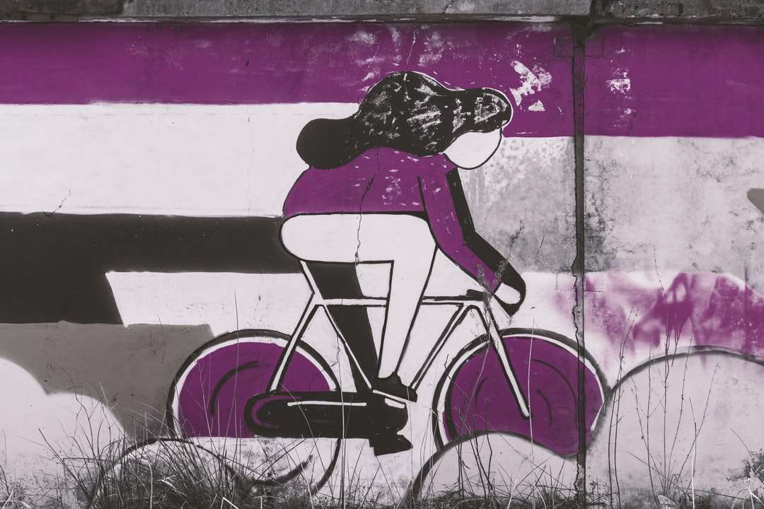 Frau im schwarz-weißen Kleid, die Fahrrad fährt Online-Puzzle