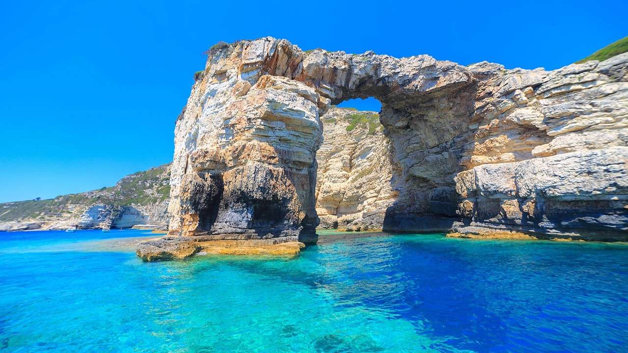 Rotsachtige kust van het eiland Paxos online puzzel