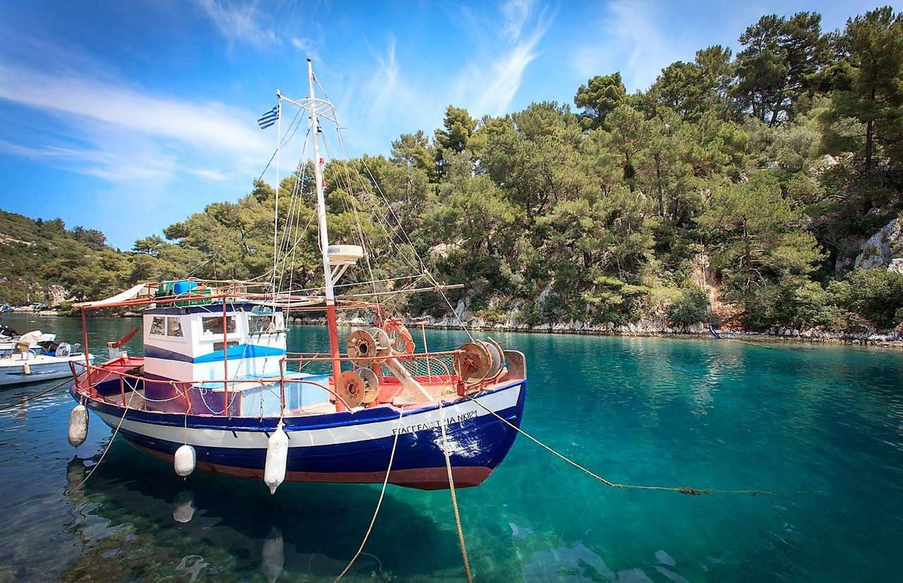Barca de pescuit în fața coastei insulei Paxos jigsaw puzzle online
