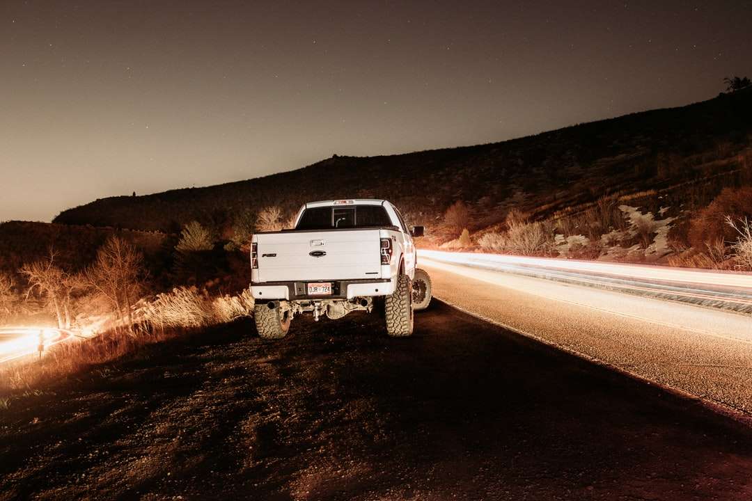 Bílý kamion na silnici během dne skládačky online