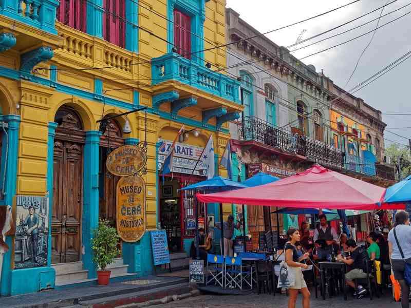 Ein farbenfrohes Haus mit einem Café in Buenos Aires Online-Puzzle