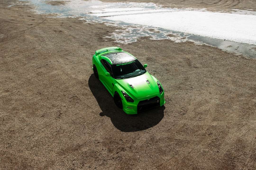 昼間のビーチで緑の車 ジグソーパズルオンライン