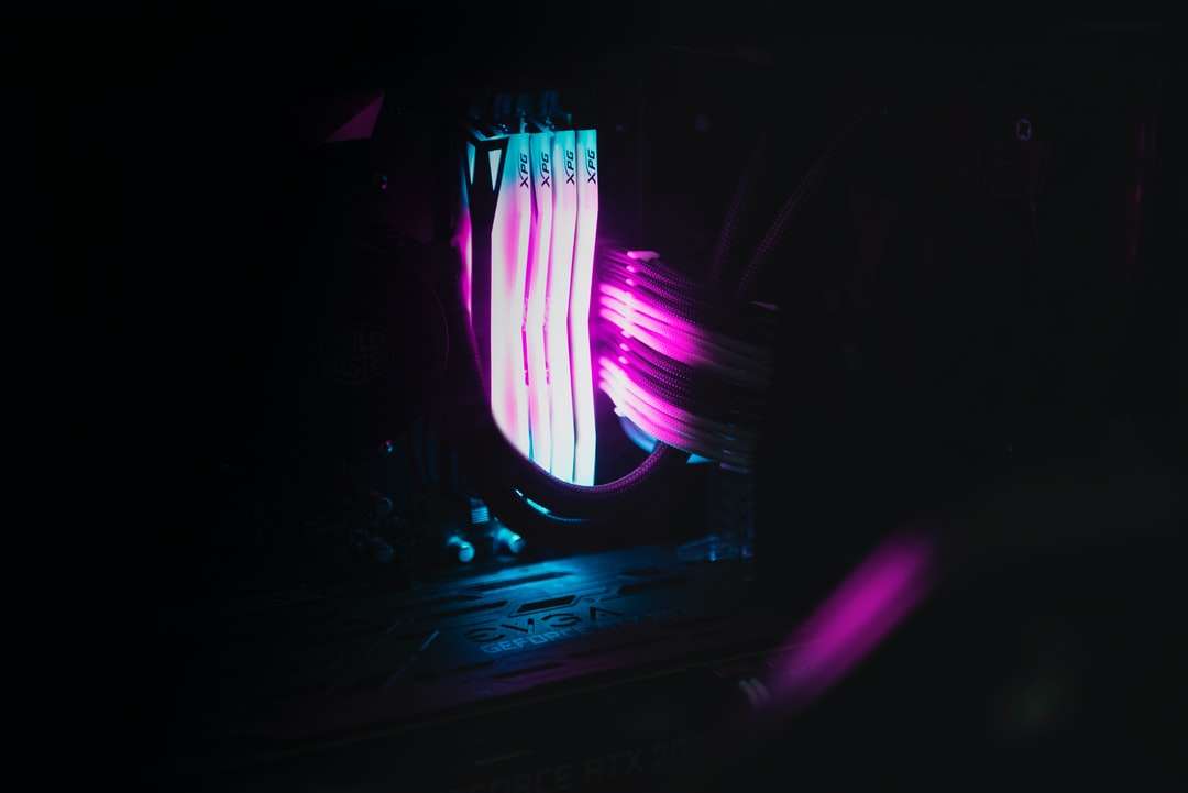 paars en blauw licht op een donkere kamer online puzzel