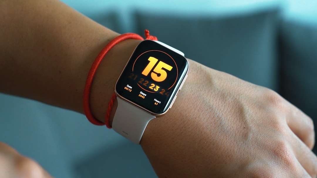 Apple watch com caixa de alumínio prateado com pulseira esportiva vermelha puzzle online