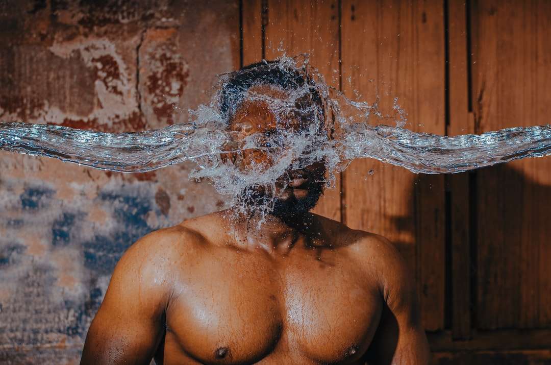мужчина с брызгами воды на лице онлайн-пазл