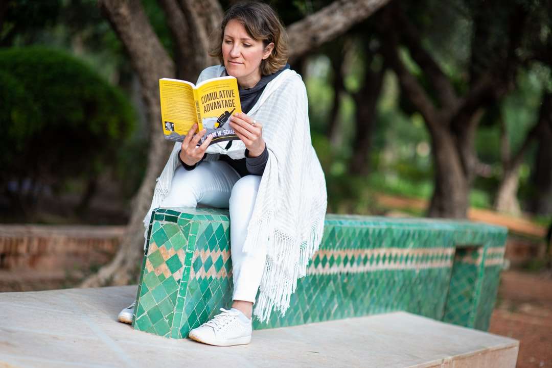 Žena v bílém hidžábu drží žlutý keramický hrnek online puzzle
