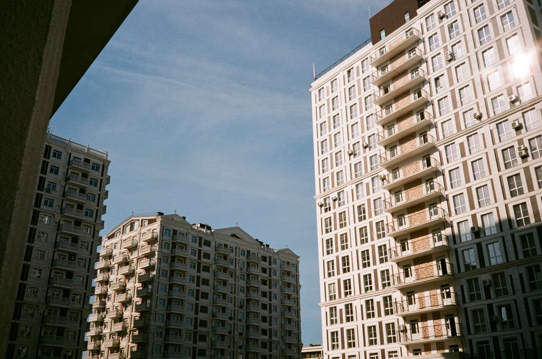 белое и коричневое бетонное здание под голубым небом онлайн-пазл