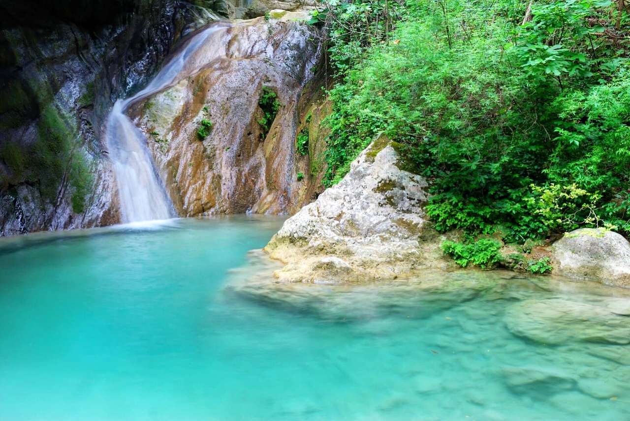 Малий водоспад Нідрі Лефкас Іонічний острів пазл онлайн