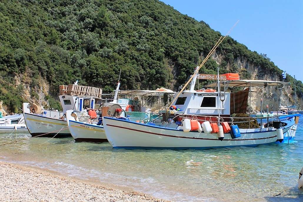 Båtar framför kusten av Lefkada Joniska ön pussel på nätet