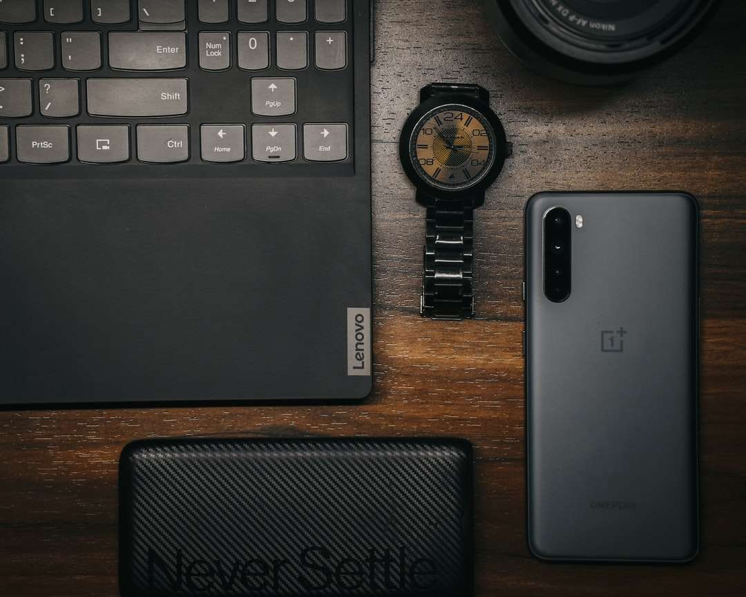 Calculator de laptop negru și de argint lângă ceasul negru puzzle online