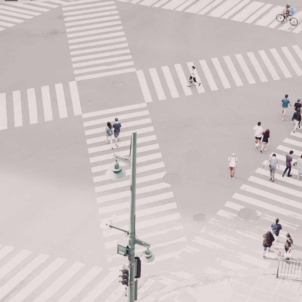 Les gens marchent sur des carreaux de sol rose et blanc puzzle en ligne