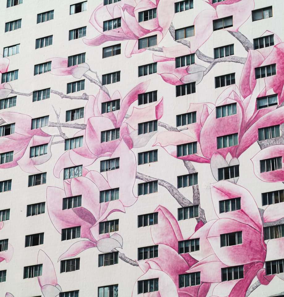 Rosa och vit betongbyggnad pussel på nätet