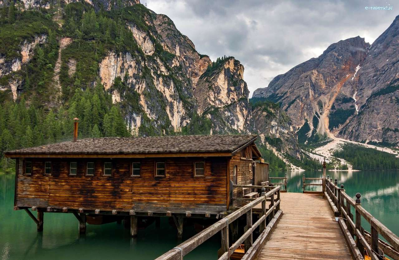 Къща на реката в планината онлайн пъзел