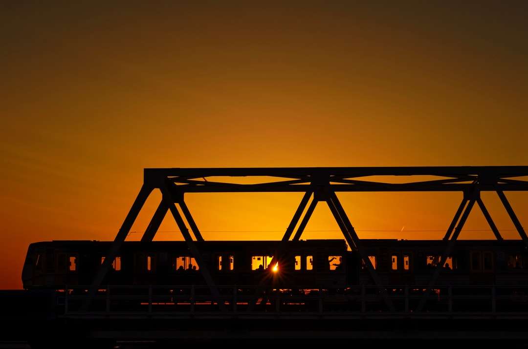 Silhuett av bro under solnedgången Pussel online
