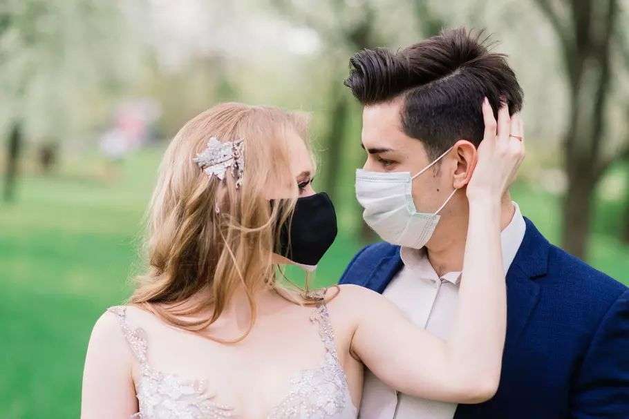 Masked bröllop pussel på nätet