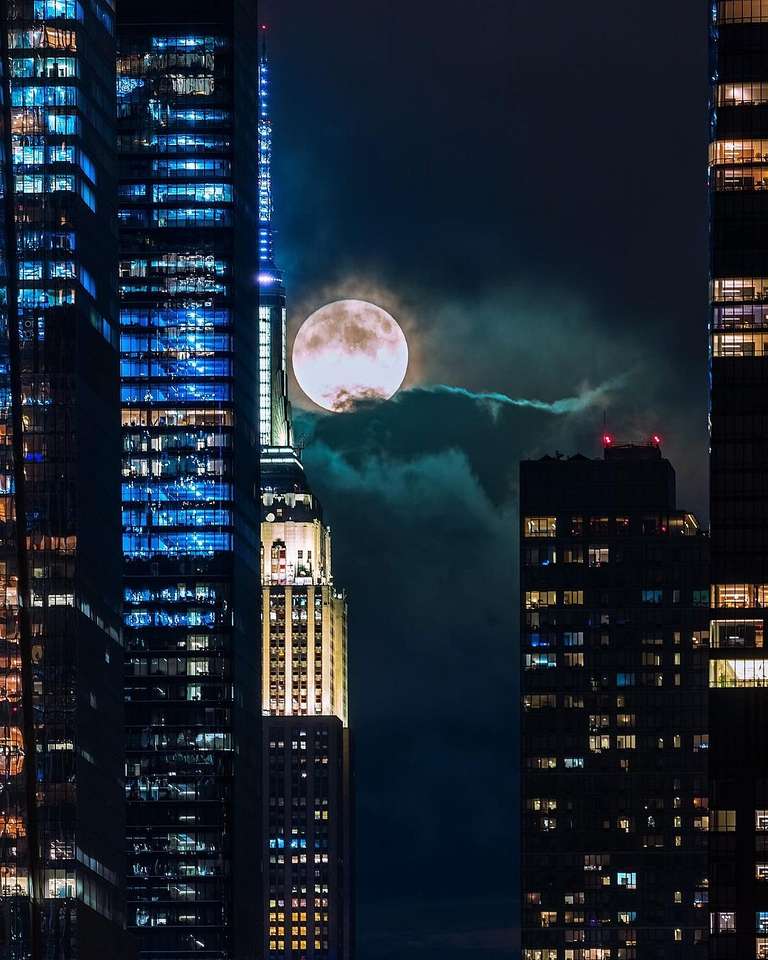 Луна возле Эмпайр Стейт Билдинг пазл онлайн