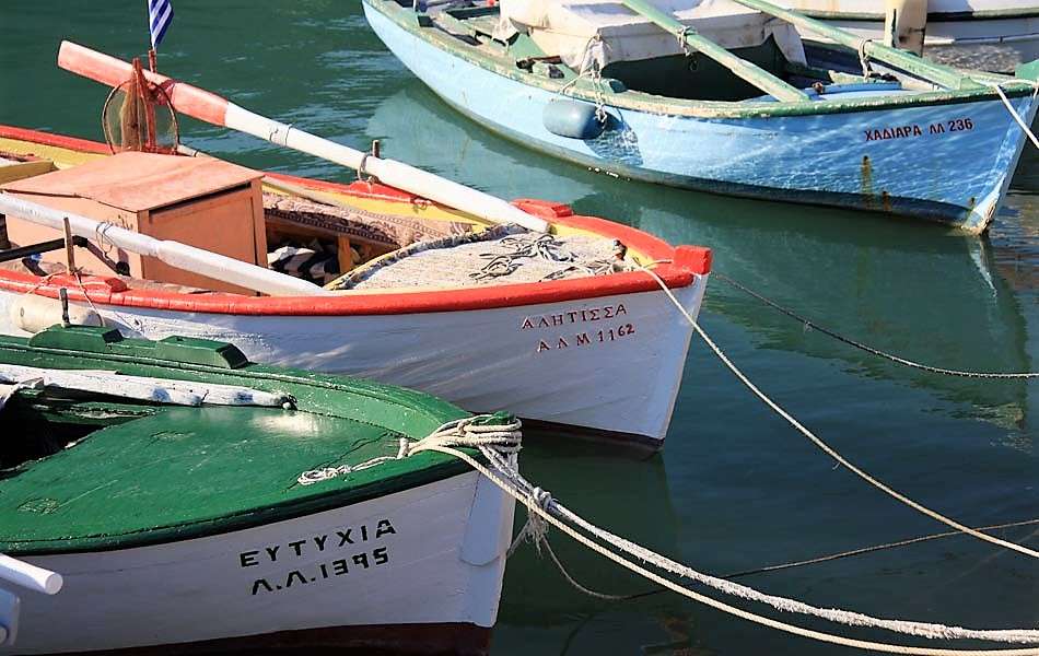 Barcos de pesca en isla jónico de Kalamos rompecabezas en línea