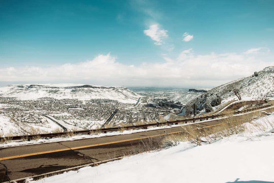 munte acoperit de zăpadă în timpul zilei jigsaw puzzle online