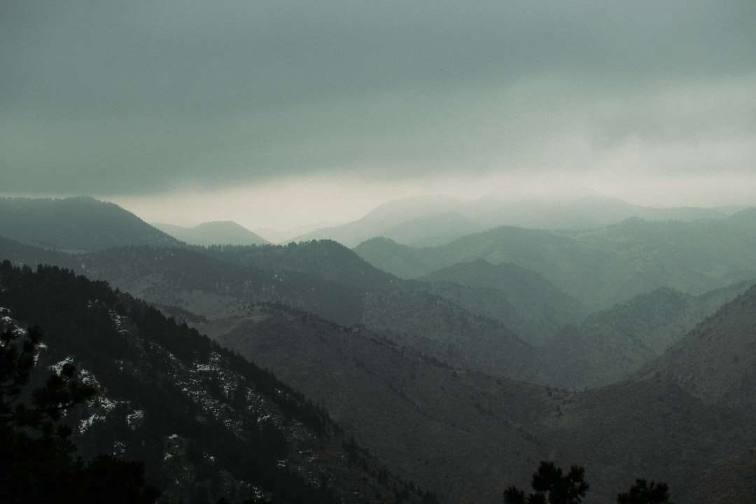 munți verzi sub nori albi în timpul zilei puzzle online