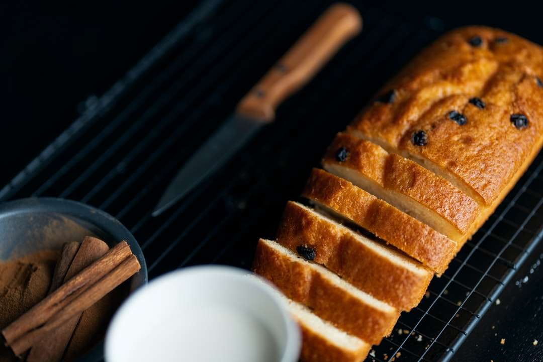茶色のパンの横にある白いセラミックマグ ジグソーパズルオンライン