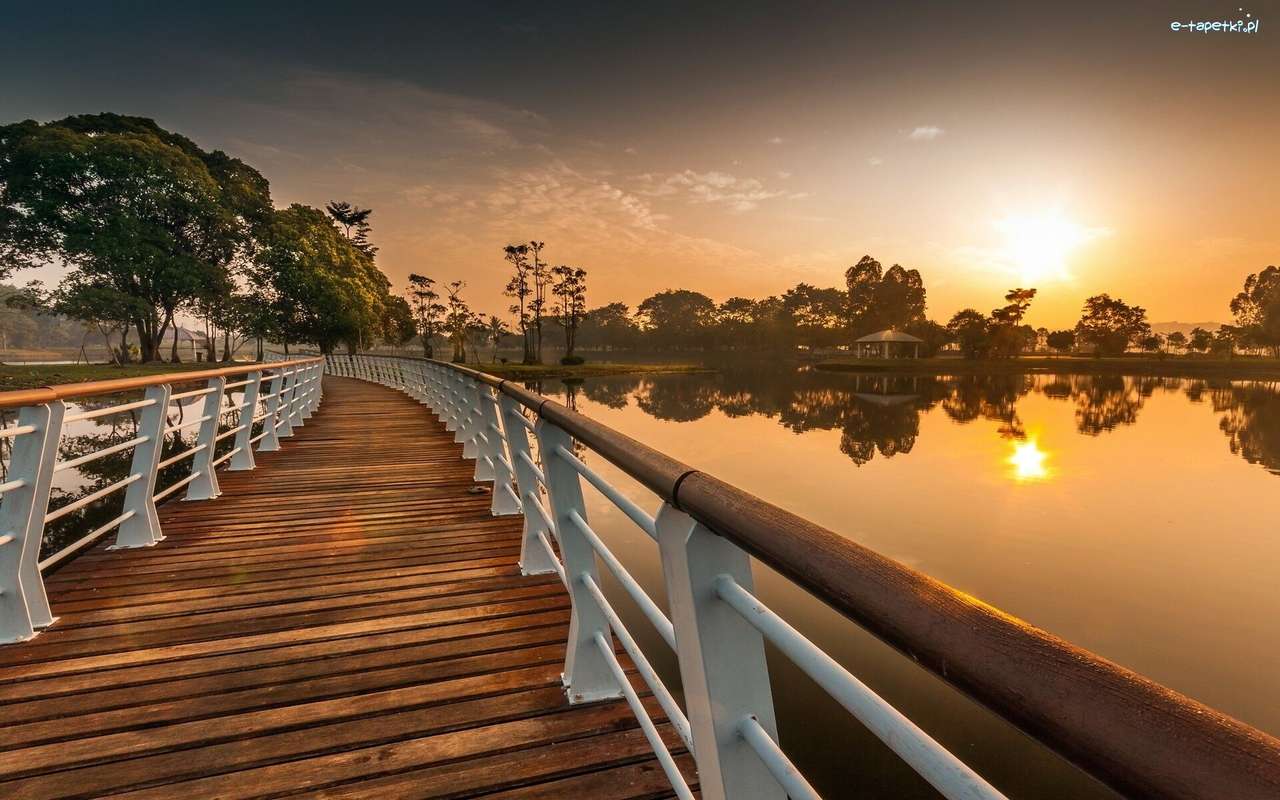 Sonnenaufgang, Fluss mit einer Brücke - Malaysia Online-Puzzle