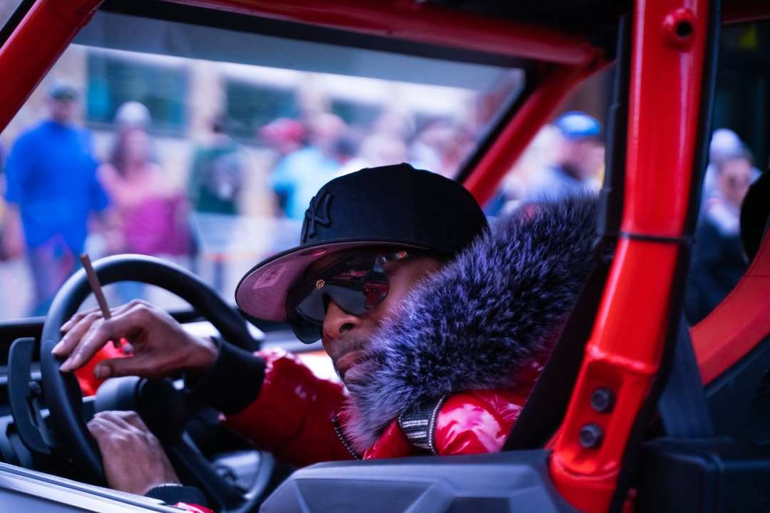 Man in rode jas drijvende auto online puzzel
