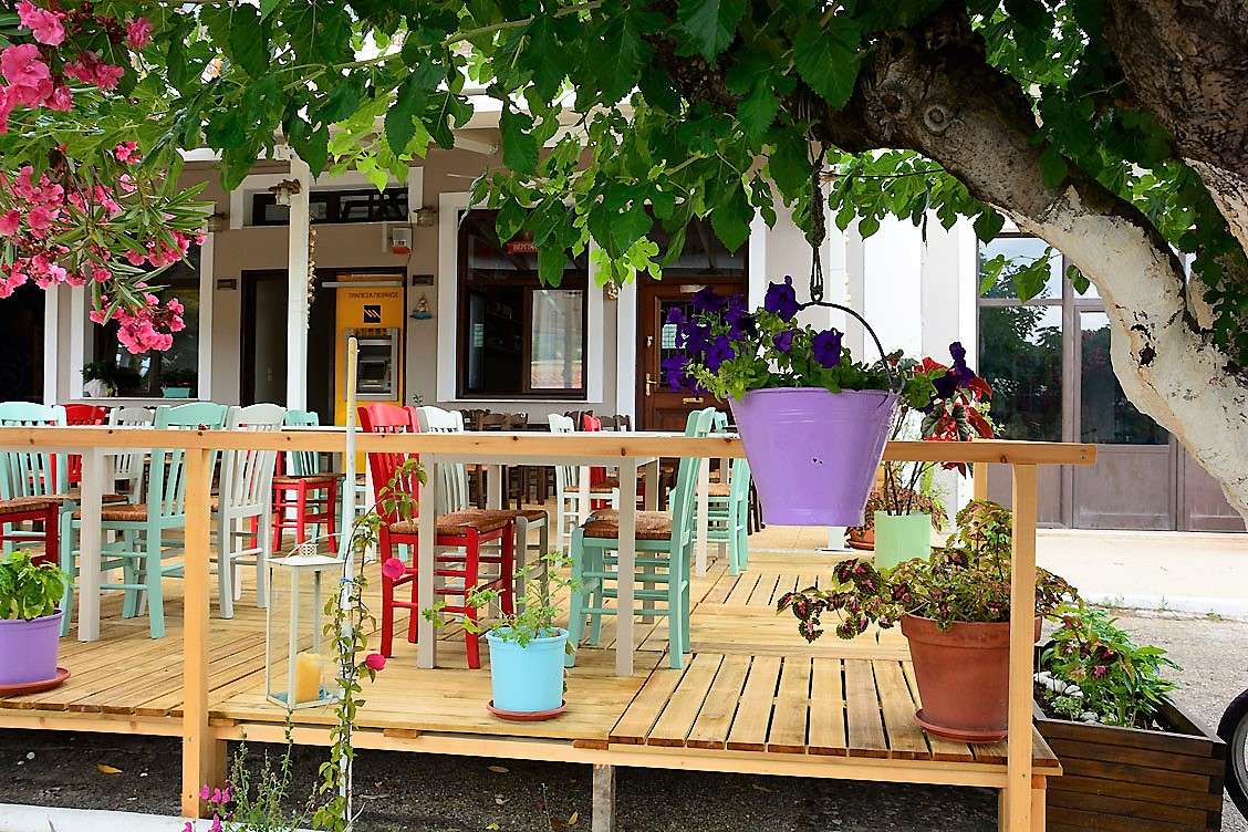 Tavern sur l'île Ithaca Ionian Ile puzzle en ligne