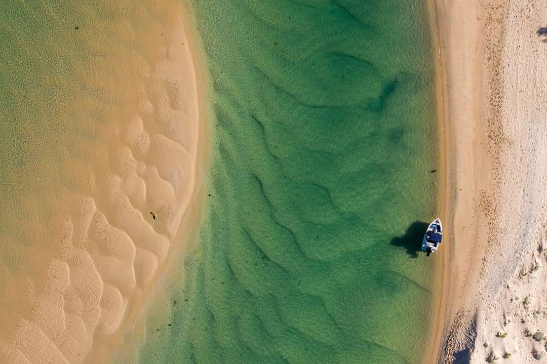 Flygfoto över båt på havet under dagtid Pussel online