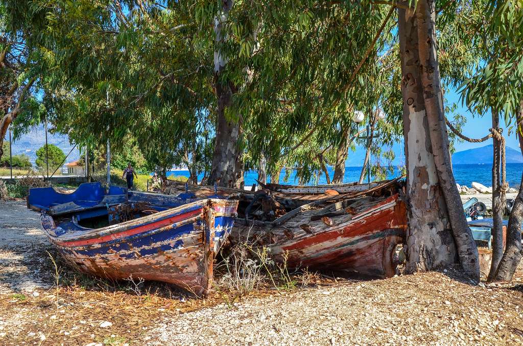 Barcos velhos em Sami em Kefalonia Ionian Island quebra-cabeças online