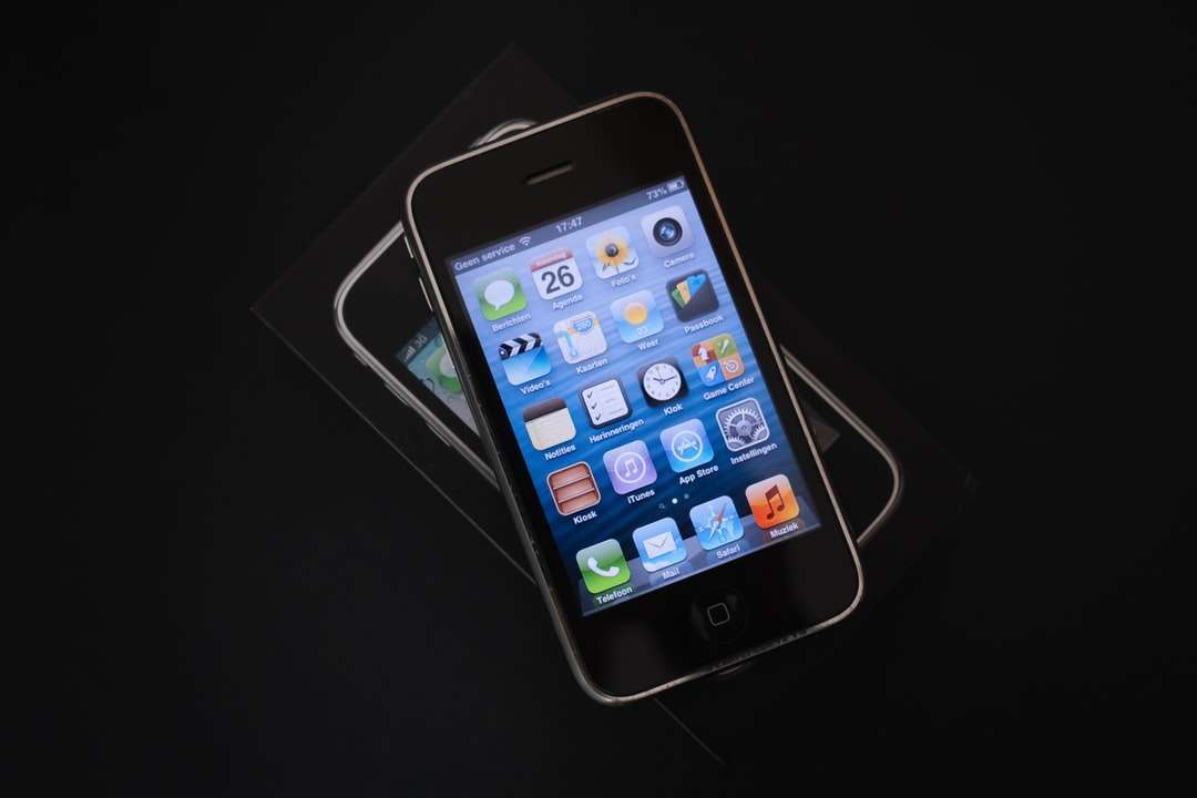 Schwarzes iPhone 4 auf weißer Tabelle Online-Puzzle