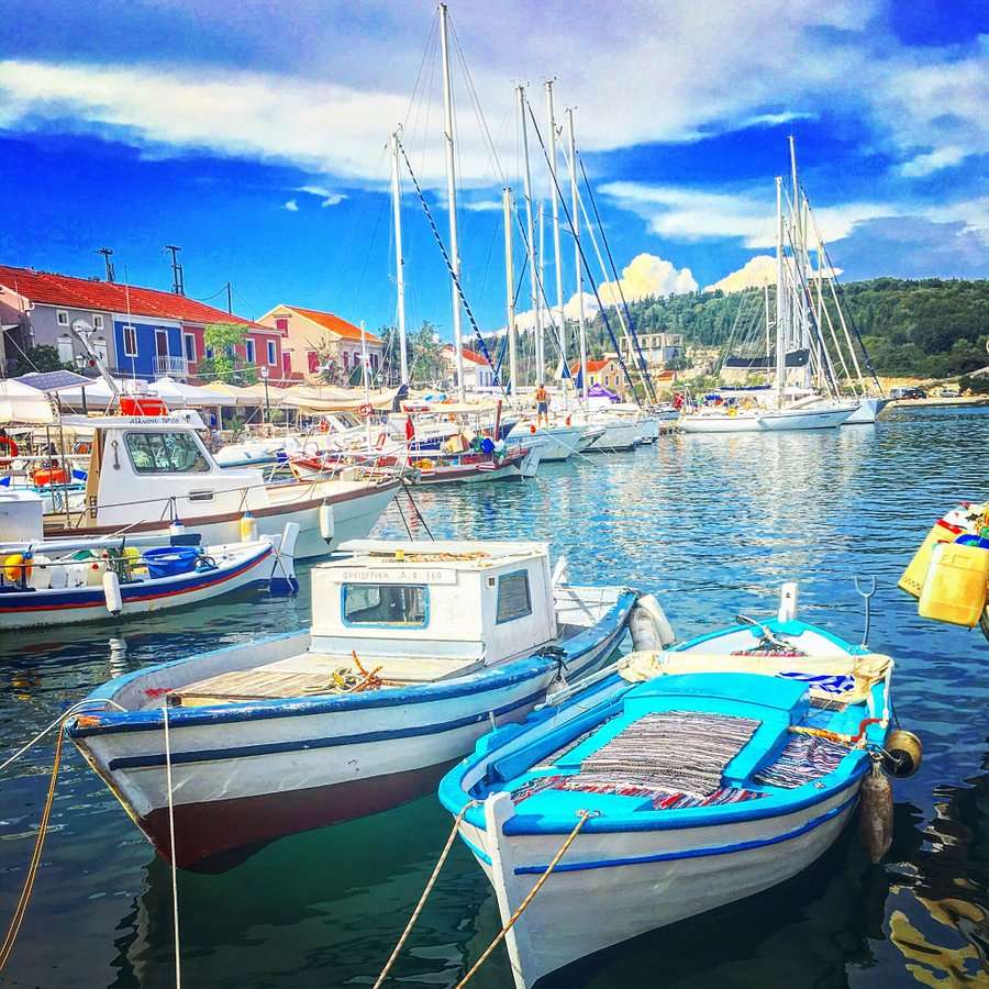 Човни в місті Фіскардо - Греція онлайн пазл