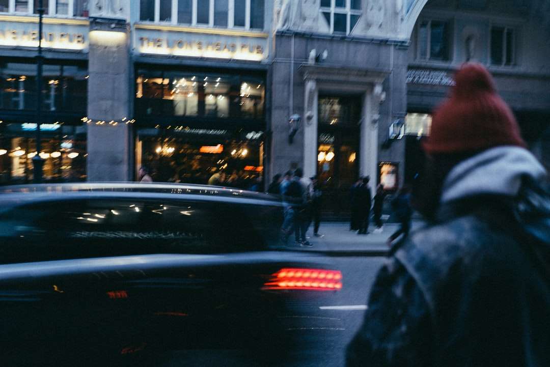 Μαύρο αυτοκίνητο στο δρόμο κοντά στο κτίριο κατά τη διάρκεια της ημέρας παζλ online