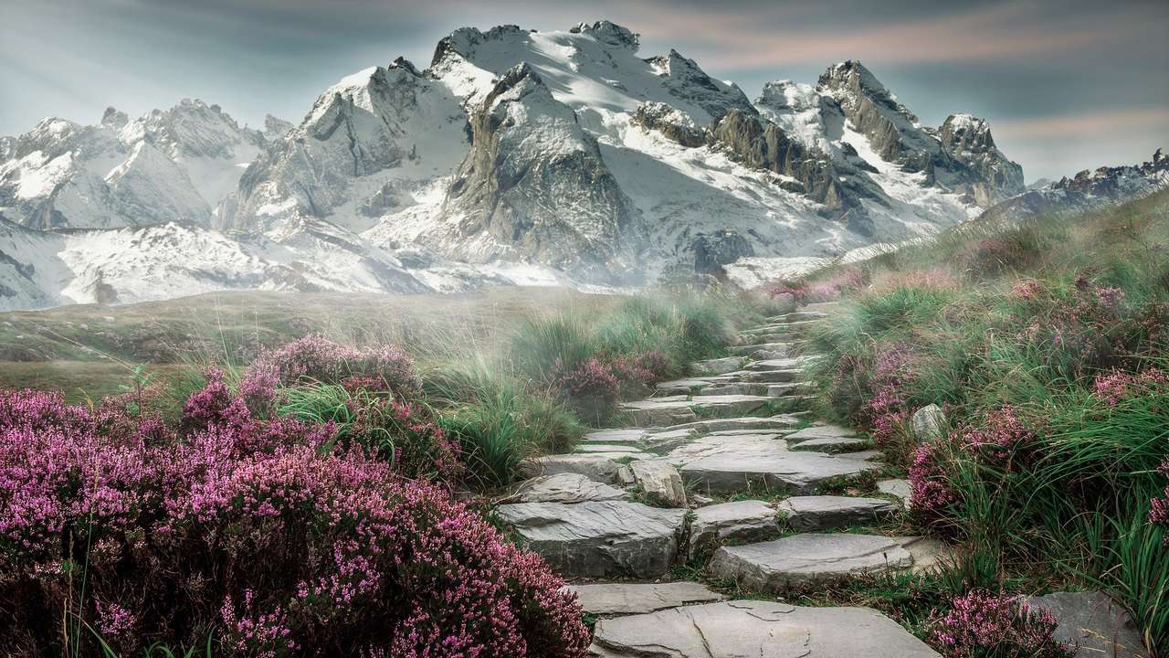Gyönyörű hegyek kirakós online