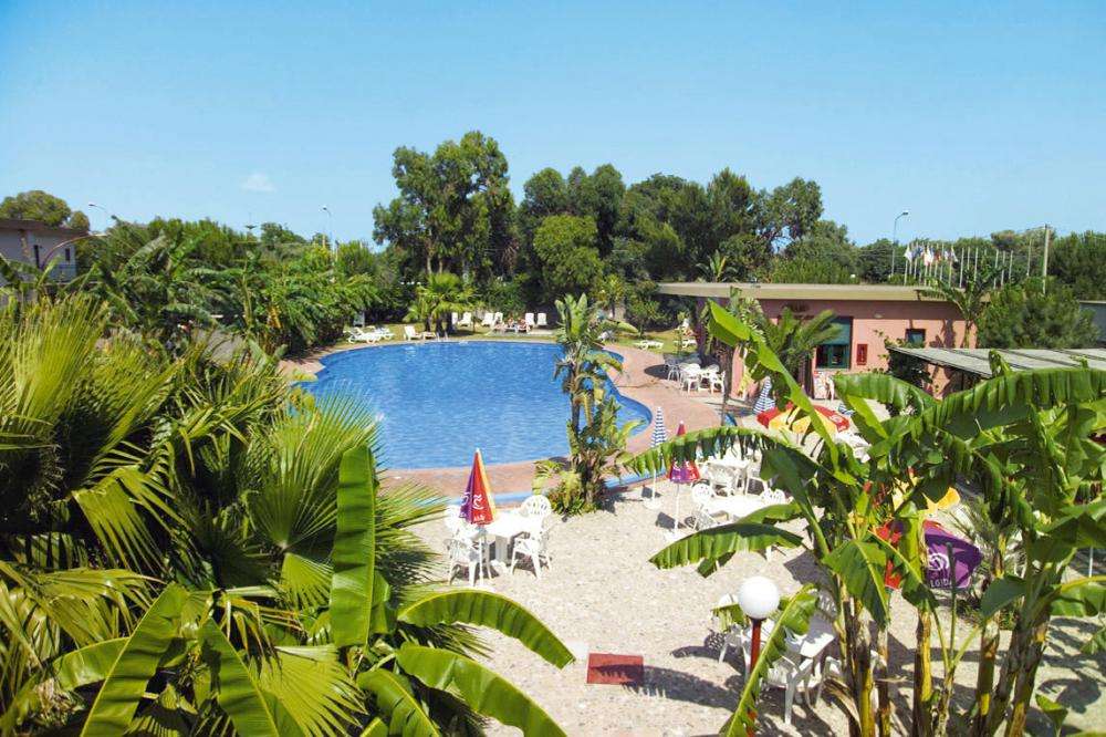 Ilha Grega - Hotel com uma piscina puzzle online