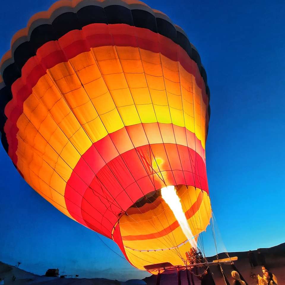 Oranje hete luchtballon tijdens de nacht legpuzzel online