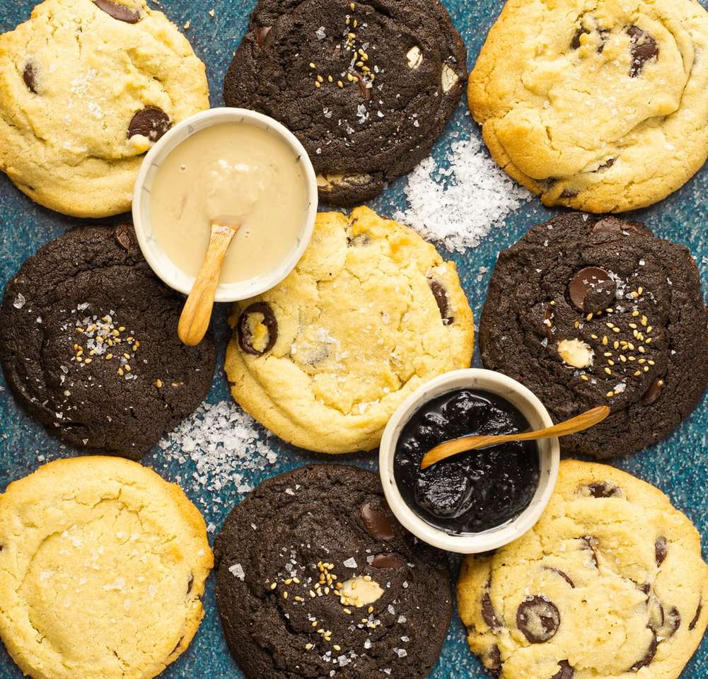 茶色のクッキーに白いセラミックマグカップ オンラインパズル