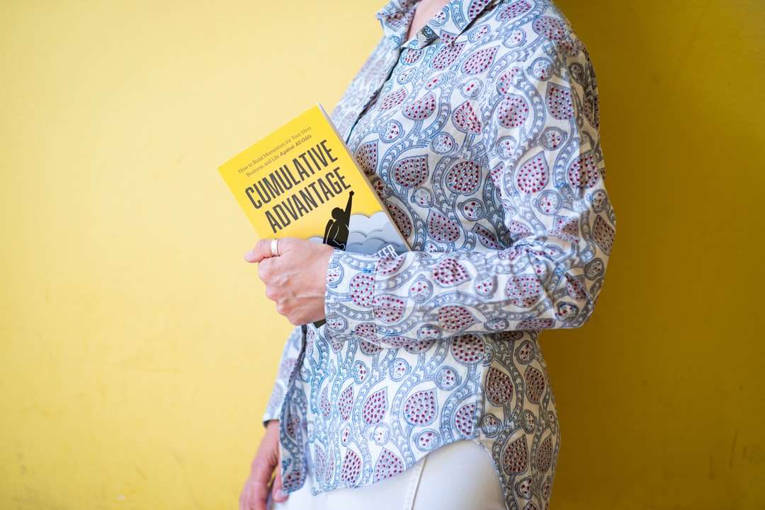 femme en chemise à manches longues à fleurs marron et blanc puzzle en ligne