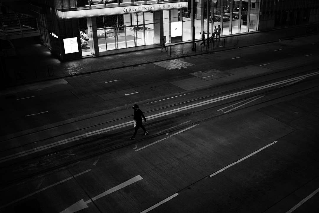 Grayscale fotografie de om care merge pe trotuar puzzle online