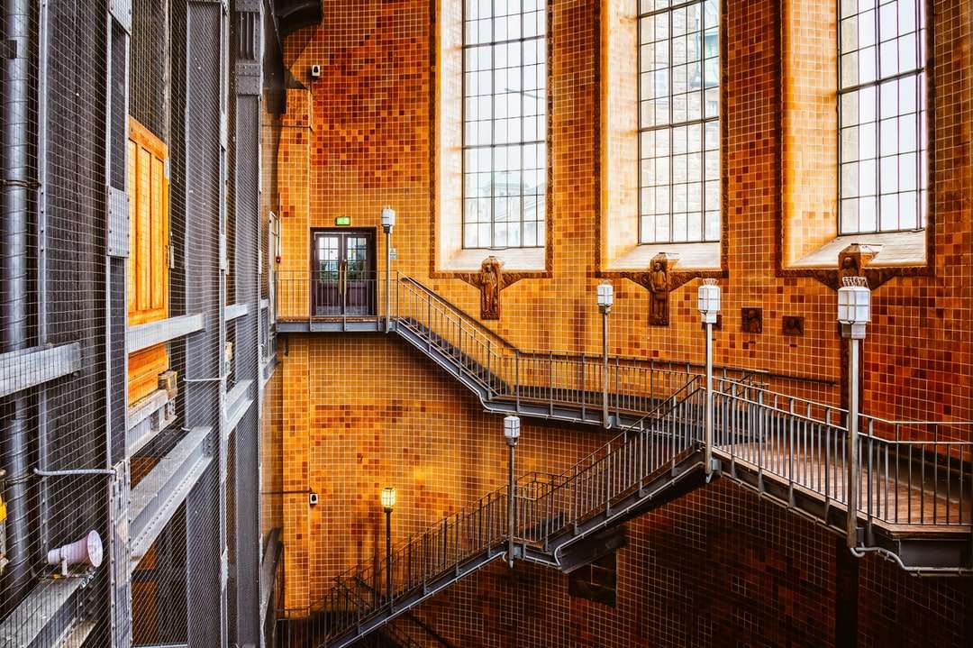 Edificio in mattoni marrone con griglia a finestra in metallo nero puzzle online