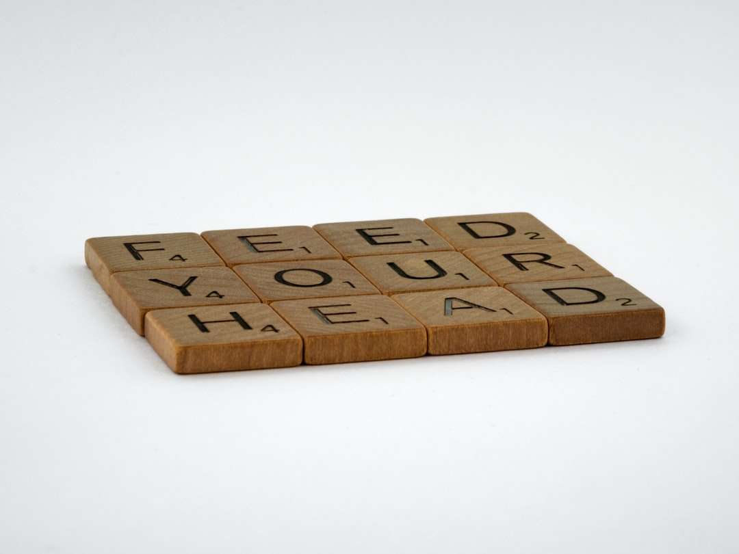 blocos de letras de madeira marrons na superfície branca puzzle online